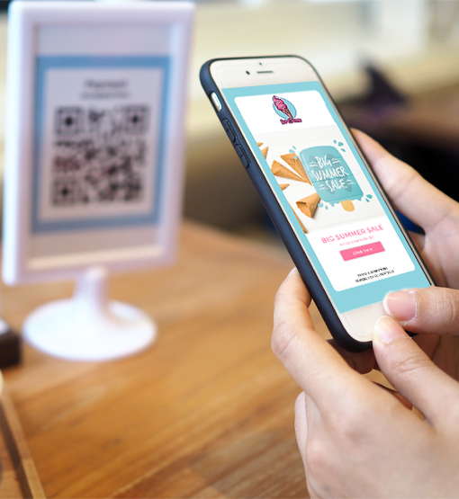 Klant scant een QR-code en een Digitale Coupon opent op de smartphone.